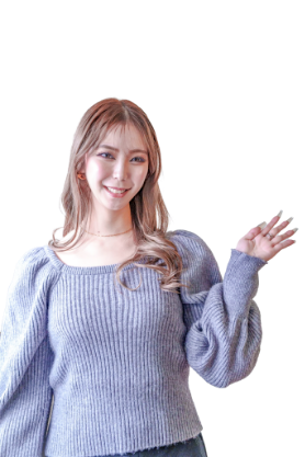 サービスを紹介する女性スタッフ